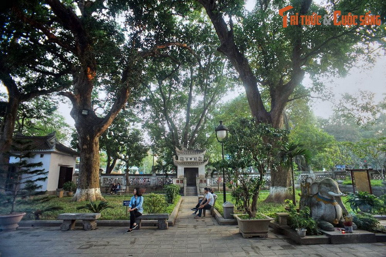 Với vị trí đắc địa bên hồ Tây cùng khuôn viên rộng và quy mô kiến trúc bề thế, đền Quán Thánh là một địa danh du lịch nổi tiếng, thu hút nhiều du khách trong và ngoài nước khi ghé thăm thủ đô.