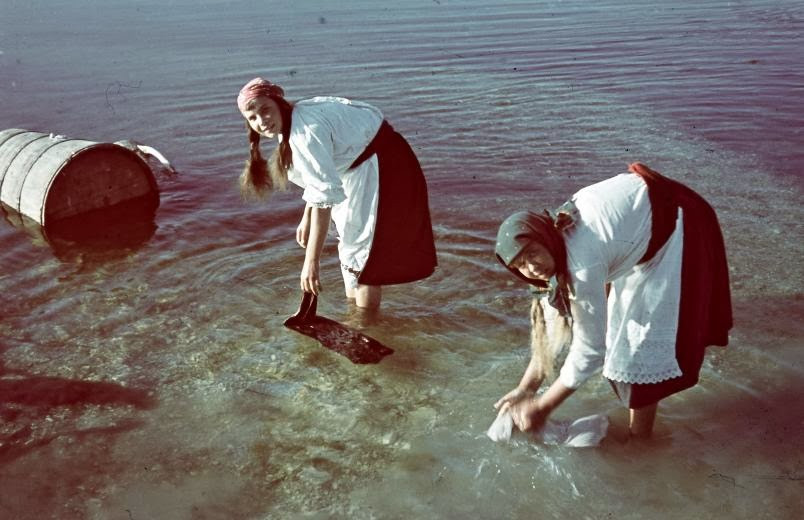 Những người phụ nữ giặt đồ ở bờ sông.