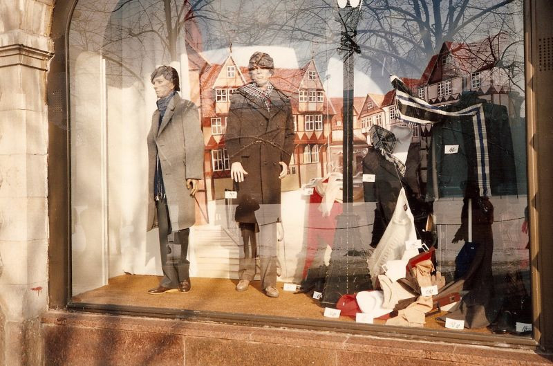 Cửa kính của một cửa hàng bán trang phục mùa đông ở Moscow.