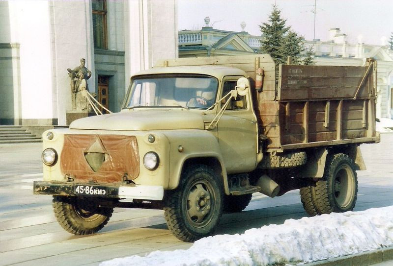 Chiếc xe tải trên con đường phủ tuyết.