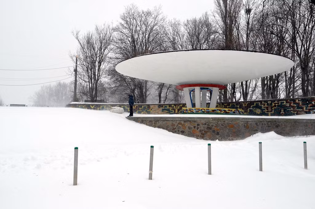 Điểm nghỉ chân có thiết kế kỳ lạ bên cổng vườn Bách thảo.