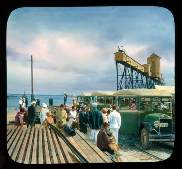 Những chiếc xe buýt chở khách ở cảng Odessa.