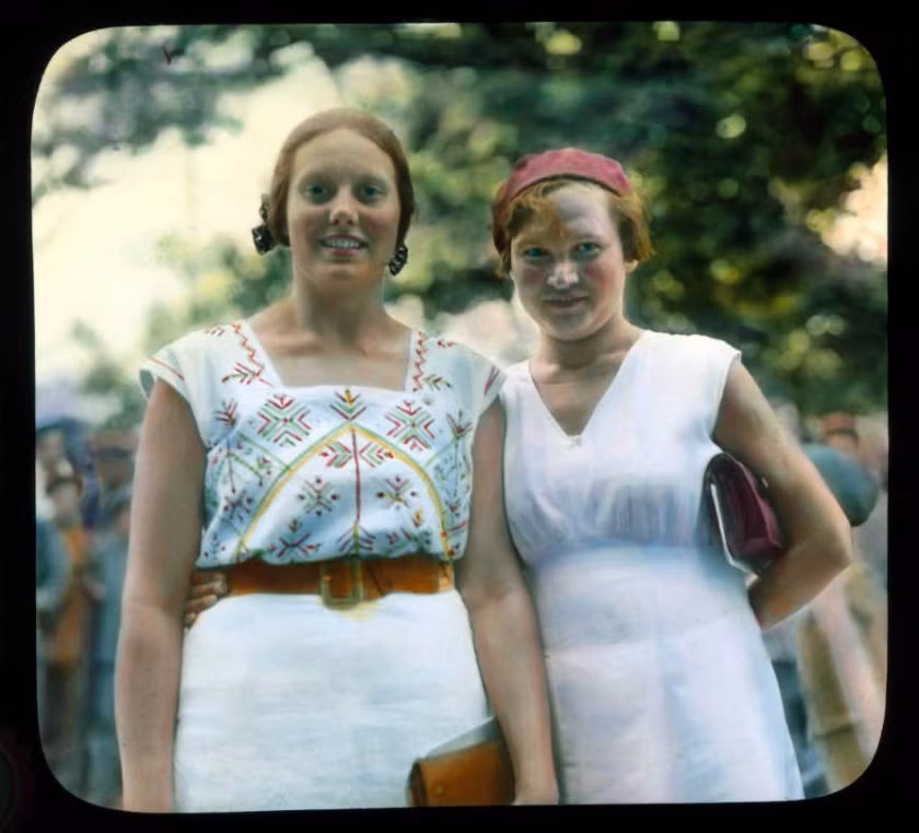 Hai phụ nữ trẻ làm nghề hướng dẫn viên du lịch.