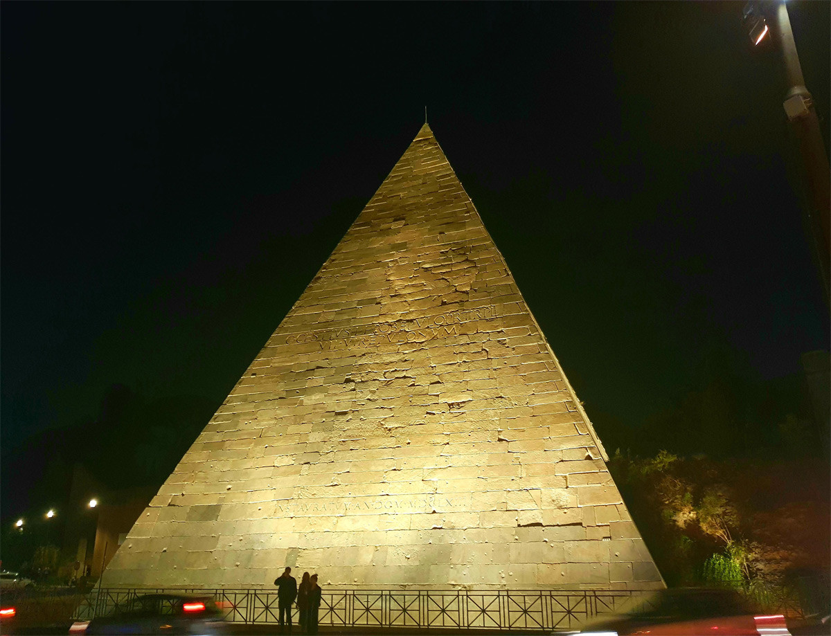 Theo các nhà nghiên cứu, kim tự tháp Gaius Cestius chịu ảnh hưởng trực tiếp của kiến trúc kim tự tháp Ai Cập. Thời điểm đó Ai Cập là một phần của đế chế La Mã. Ảnh: Punstoppable.