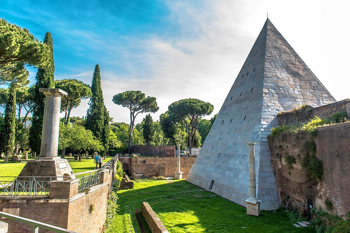 Có lẽ vụ cướp bóc đã xảy ra vào thời Trung cổ, thông qua một đường hầm được đào ở phía Bắc, dẫn đến việc mất chiếc bình đựng tro cốt và những phần trang trí đáng kể. Ảnh: Lonely Planet.