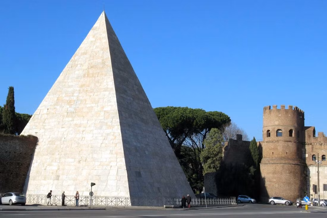 Ngày nay, kim tự tháp Gaius Cestius nằm trong diện bảo tồn đặc biệt, chỉ có thể được vào trong với sự cho phép của cơ quan chức năng. Ảnh: Walking Tours of Rome.