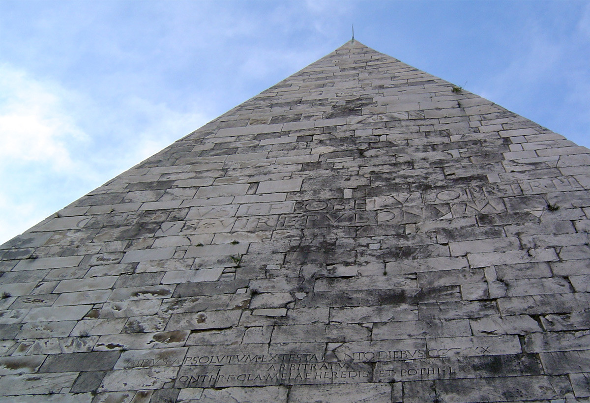Mặt chính của tháp khắc những dòng chữ ghi lại thân thế của quan tòa Gaius Cestius cùng một số thông tin về việc xây dựng kim tự tháp. Ảnh: Wikimedia Commons.