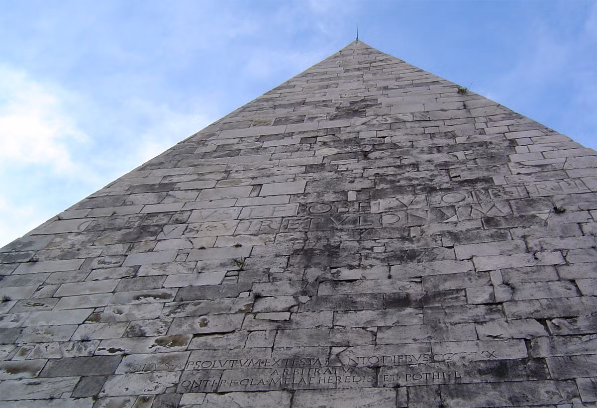 Mặt chính của tháp khắc những dòng chữ ghi lại thân thế của quan tòa Gaius Cestius cùng một số thông tin về việc xây dựng kim tự tháp. Ảnh: Wikimedia Commons.