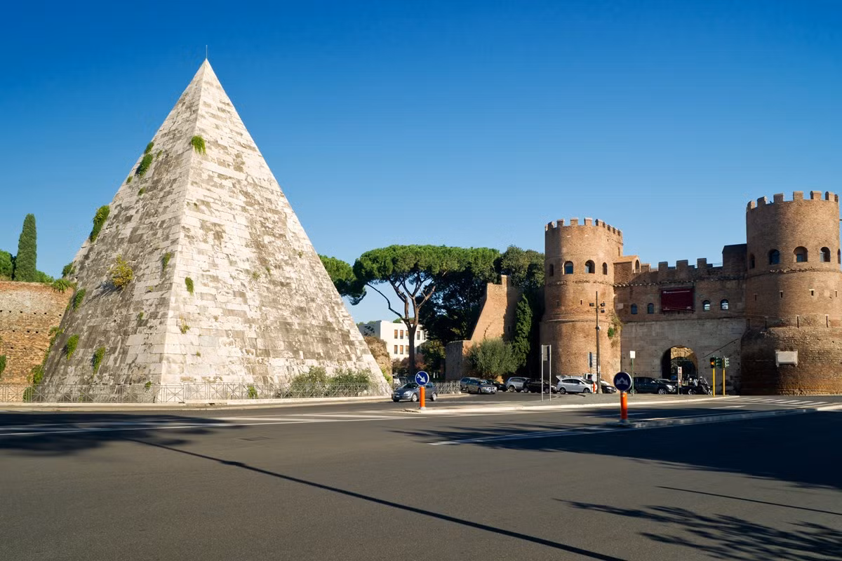 Cạnh cổng thành Porta San Paolo ở thành Rome, Italia có một kim tự tháp đã đứng sừng sững từ hàng nghìn năm nay, được biết đến với tên gọi kim tự tháp của Gaius Cestius. Ảnh: Rome sightseeing.