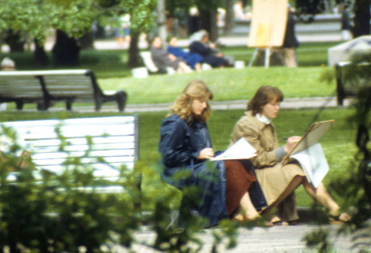 Thiếu nữ Leningrad vẽ tranh trong công viên.