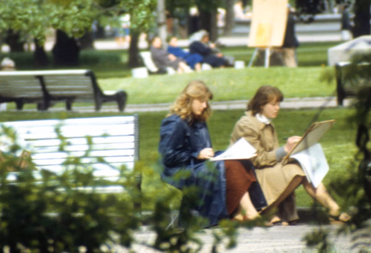 Thiếu nữ Leningrad vẽ tranh trong công viên.