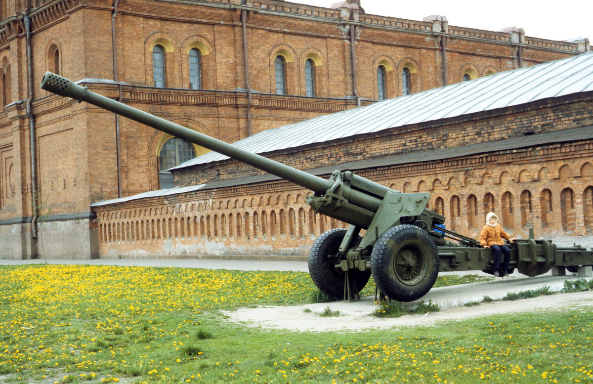 Cậu bé ngồi trên khẩu pháo thời Chiến tranh Vệ quốc ở Bảo tàng Pháo binh.