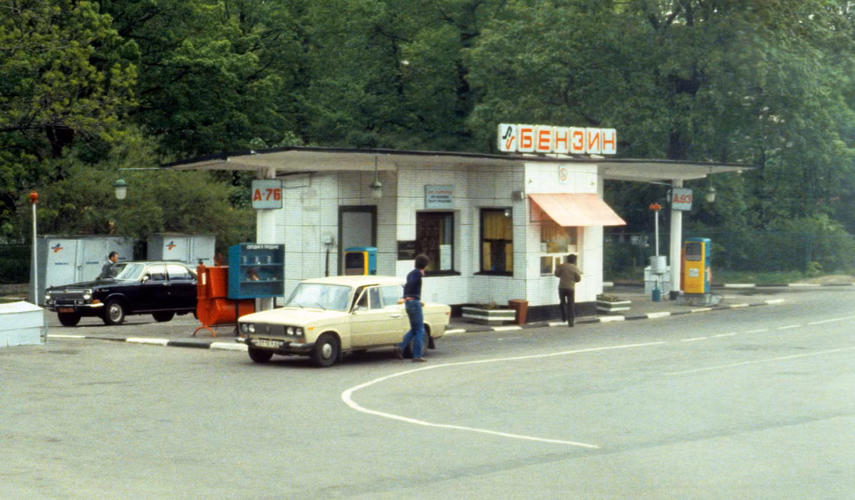 Một trạm xăng ở Leningrad.