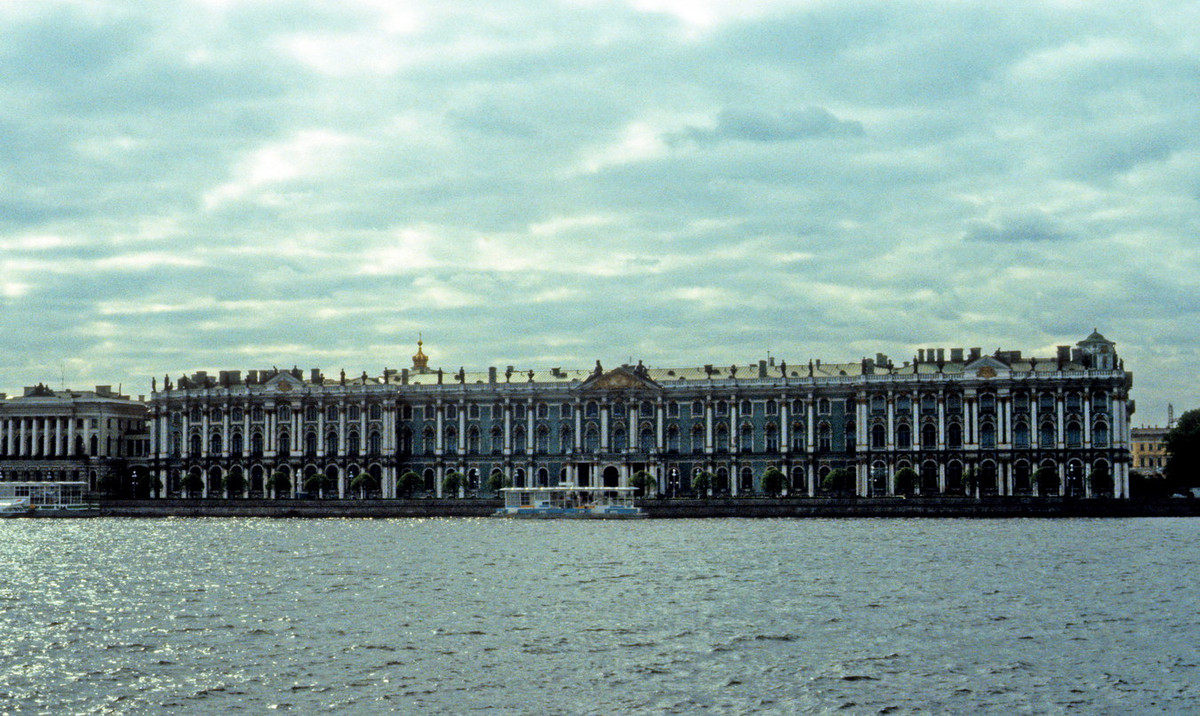 Cung điện Mùa Đông nằm bên bờ sông Neva.