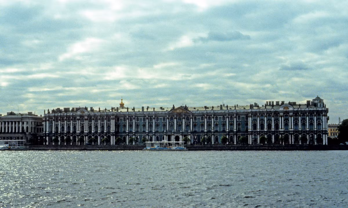 Cung điện Mùa Đông nằm bên bờ sông Neva.