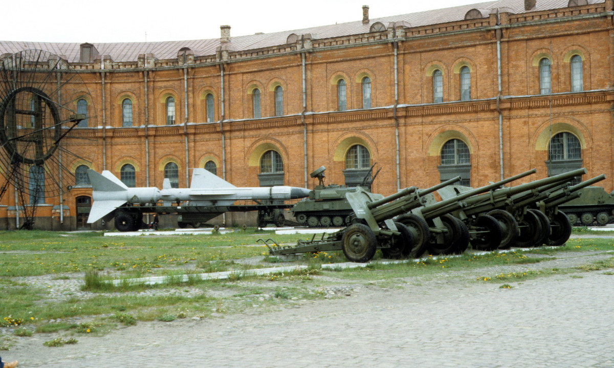 Trong khuôn viên Bảo tàng Pháo binh.