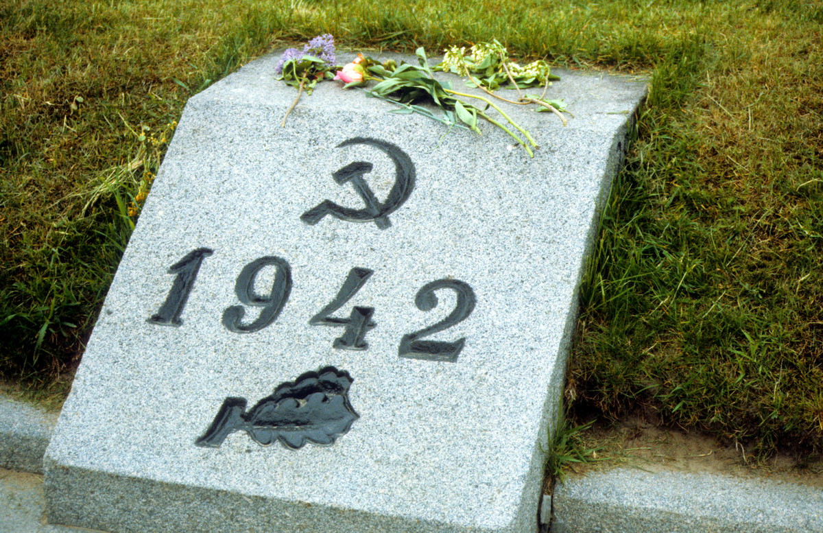 Tấm bia khắc ghi số 1942, năm thảm khốc nhất trong cuộc bao vây Leningrad.
