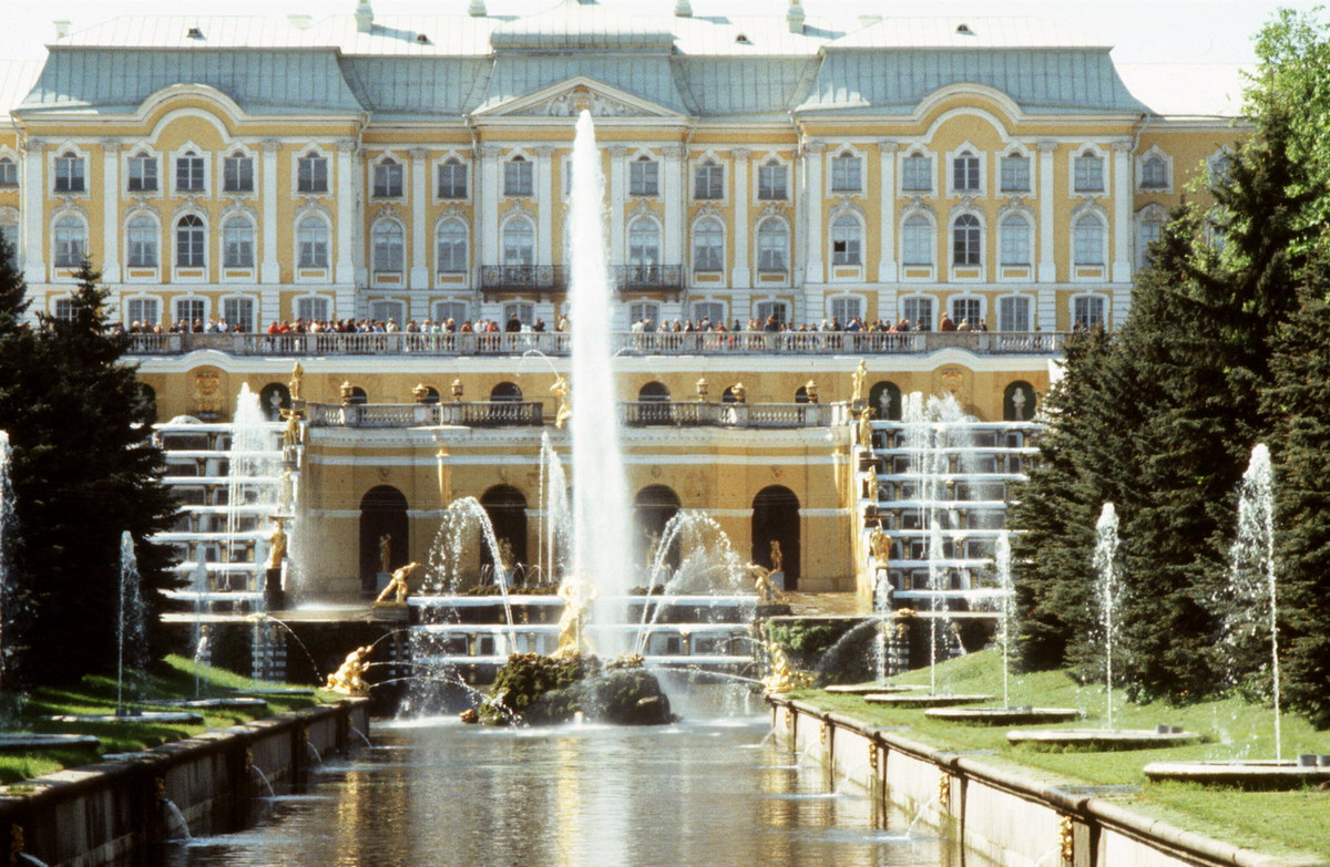 Đài phun nước ở công viên - cung điện Petrodvorets (Peterhof), được Pyotr Đại đế cho xây dựng đầu thế kỷ 18.