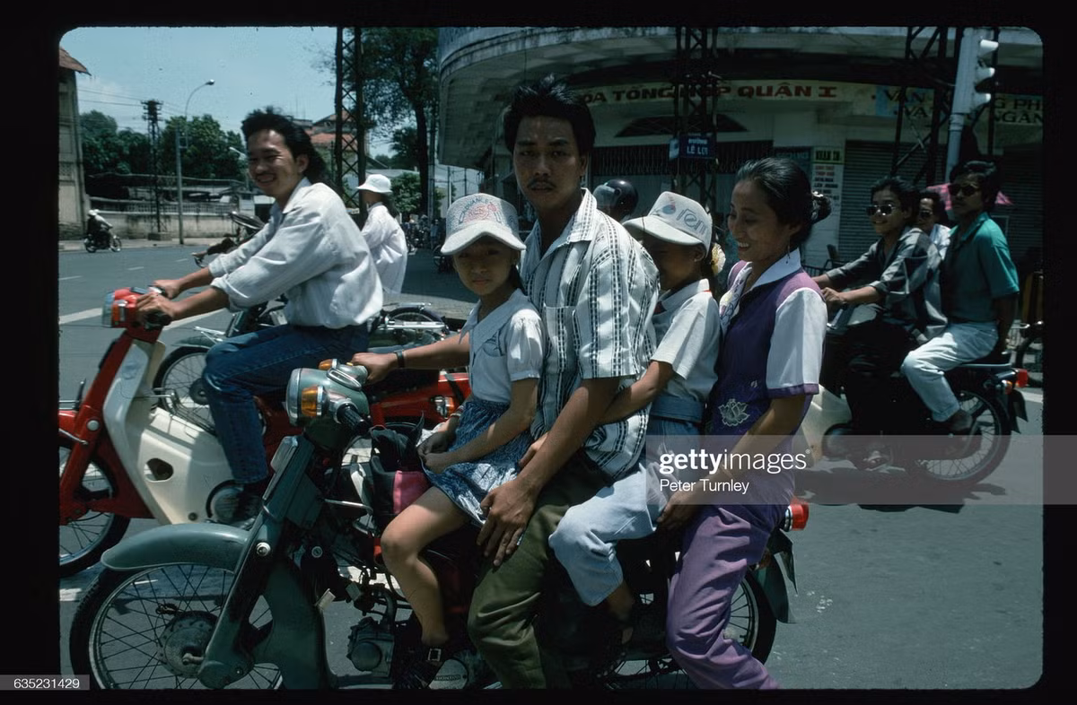 Gia đình bốn người trên một chiếc xe Honda Cub, TP. HCM năm 1994. Ảnh: Peter Turnley/Getty Images.