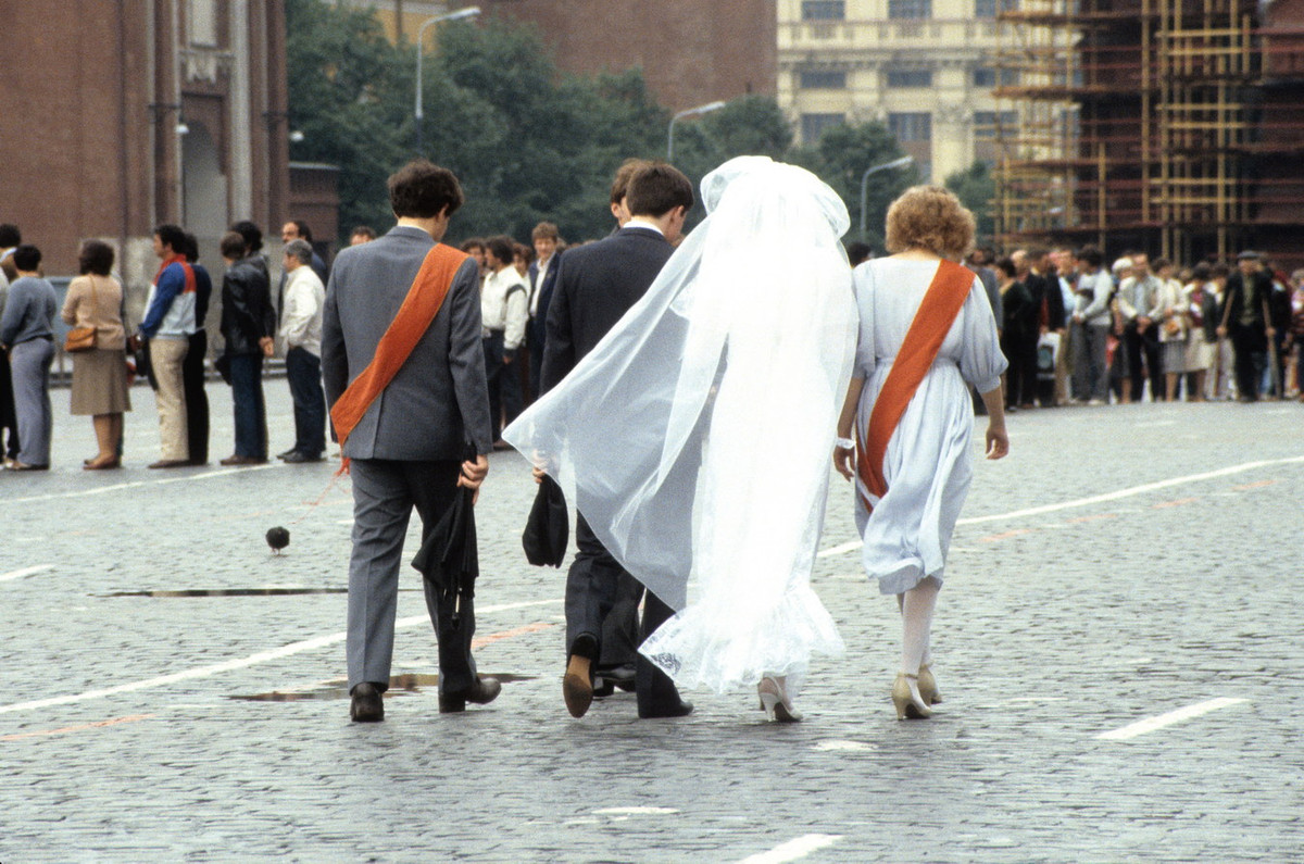 Cô dâu và chú rể trên Quảng trường Đỏ, phía xa là hàng người viếng lăng nhà cách mạng V. I. Lenin, thành phố Moscow năm 1985. Ảnh: Gerald Leonard.