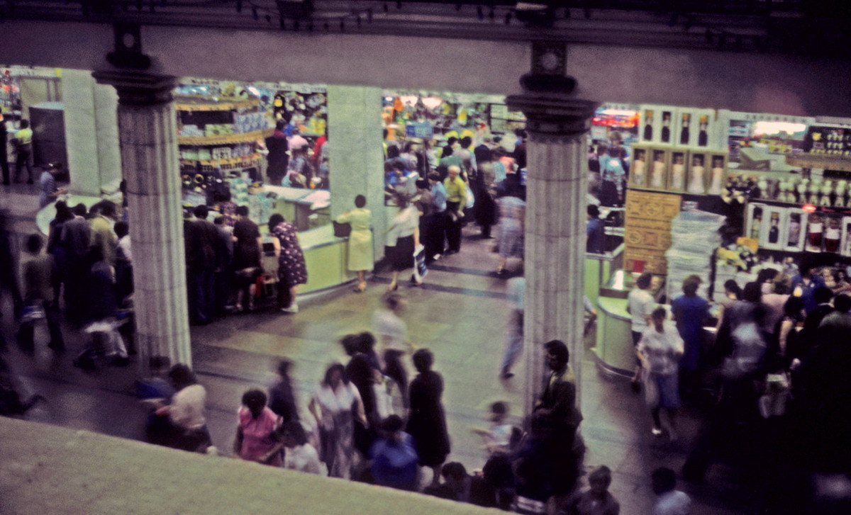 Bên trong một cửa hàng tại Moscow của Detskii Mir, chuỗi bách hóa tổng hợp dành cho trẻ em lớn nhất Liên Xô.