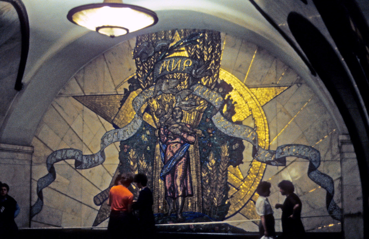 Bức tranh khảm mang chủ đề "Hòa bình" trong ga metro.