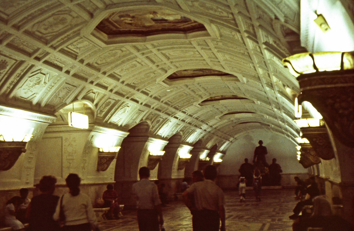 Không gian trong một ga tàu điện ngầm ở Moscow.