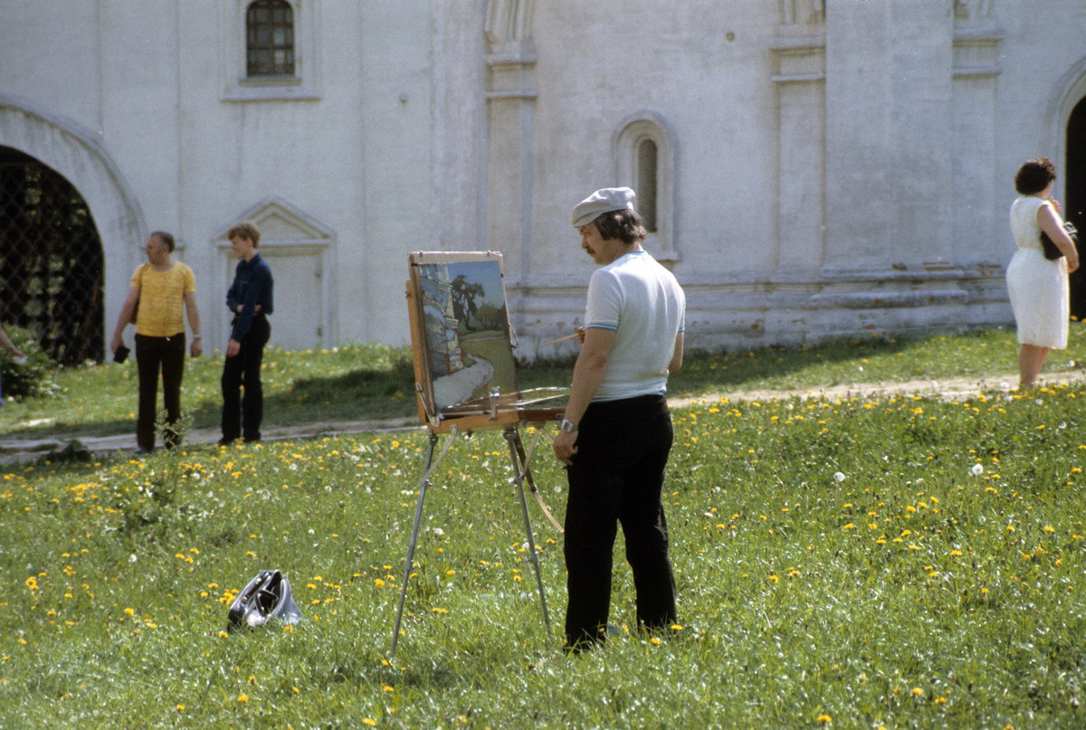 Họa sĩ tác nghiệp trong khung cảnh thanh bình ở Kolomenskoye.