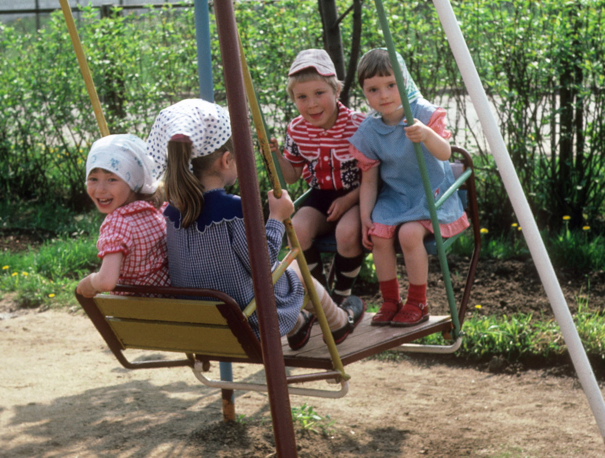 Các em bé trên xích đu.