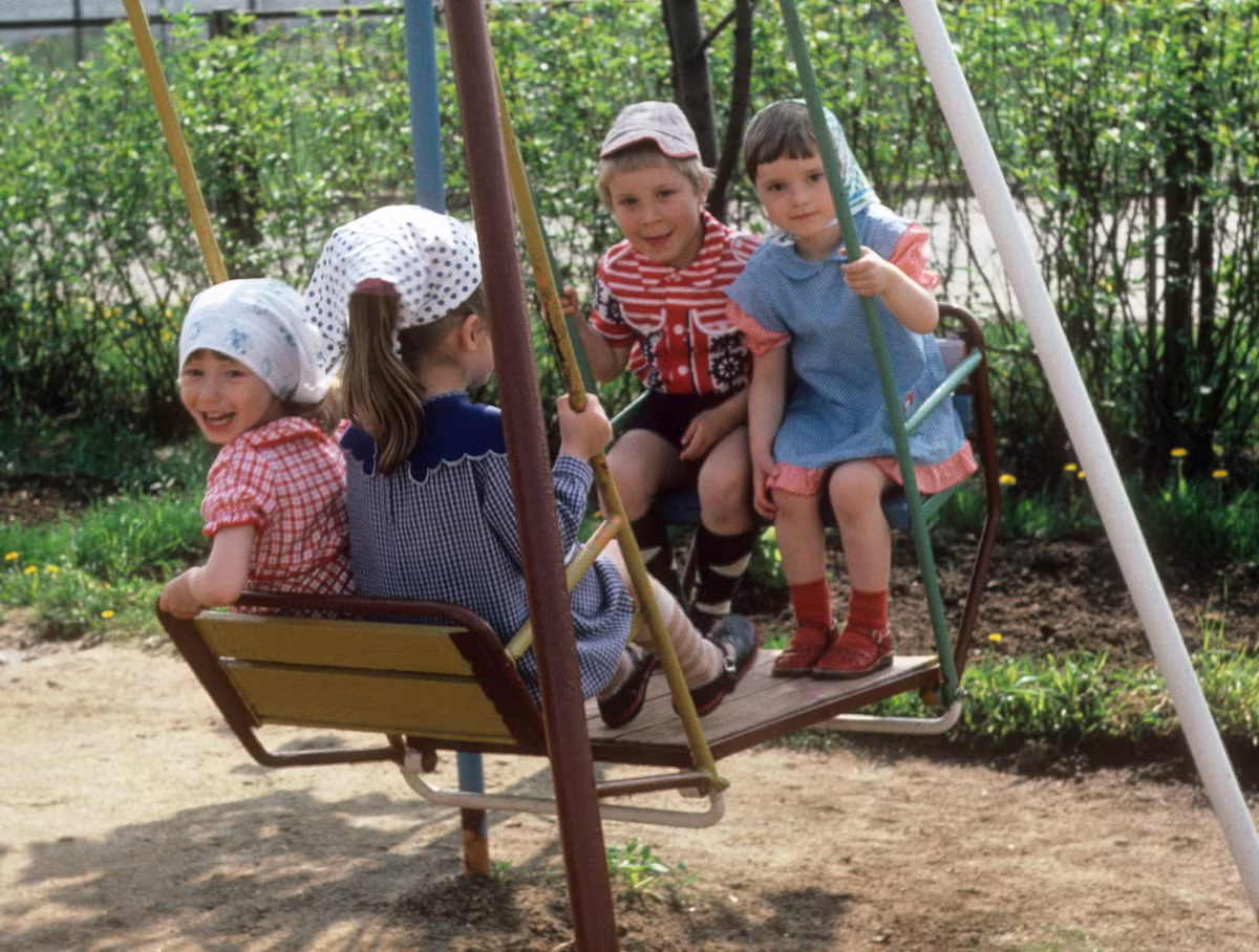 Các em bé trên xích đu.
