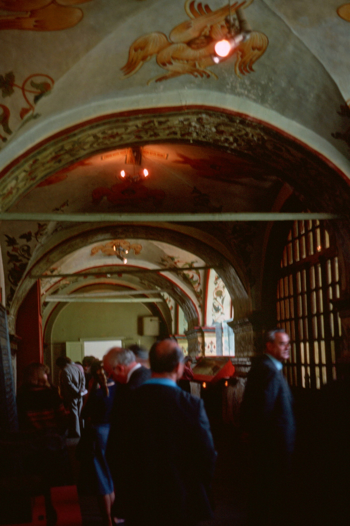 Du khách tham quan tu viện Novodevichy, một địa điểm nổi tiếng của Moscow.