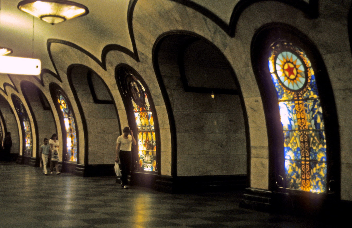 Những bức tranh kính rực rỡ ở ga metro.