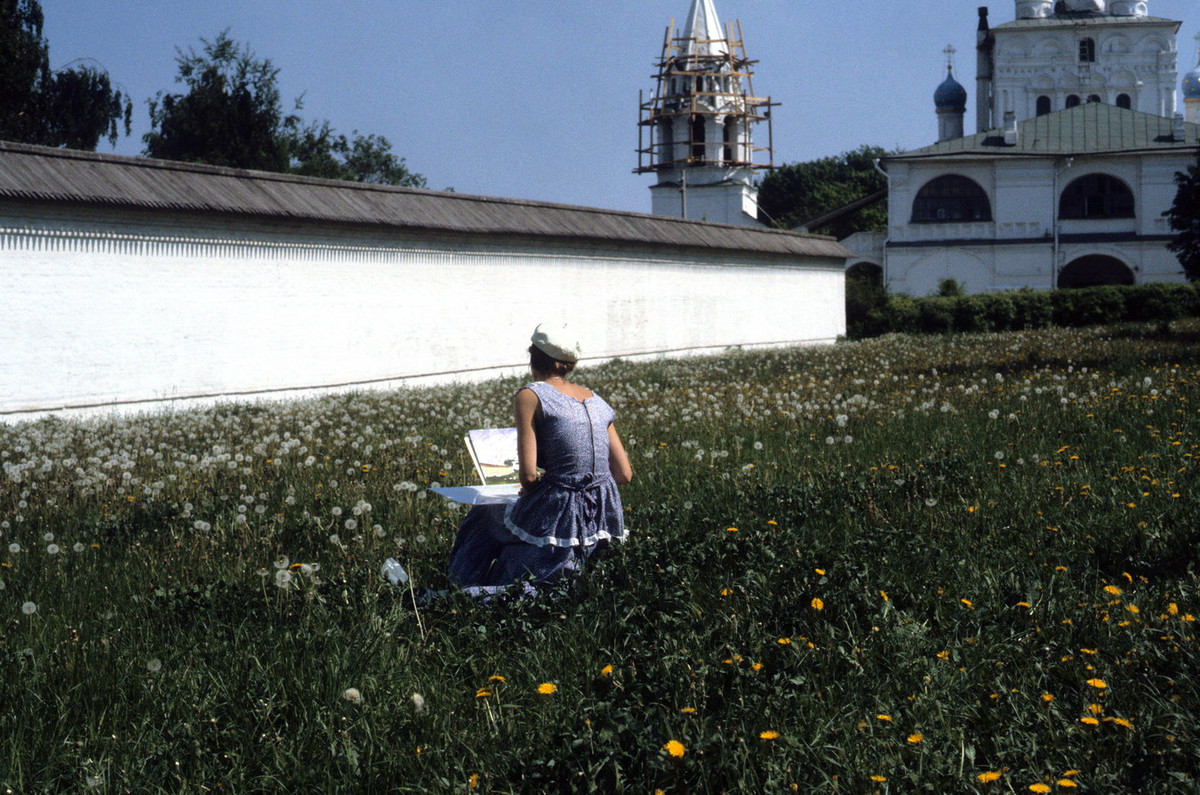 Thiếu nữ vẽ tranh ở Kolomenskoye.