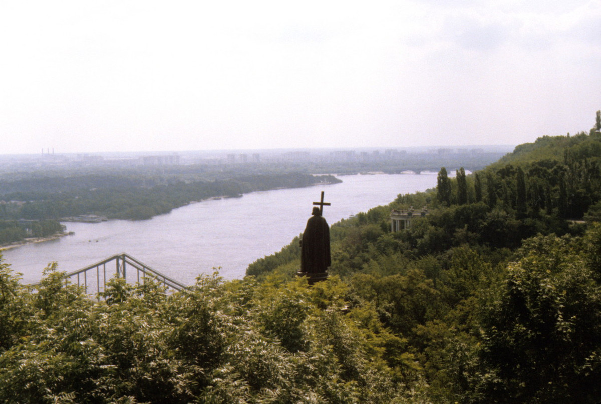 Tượng Vladimir đại đế bên bờ sông Dniepr, Kiev.