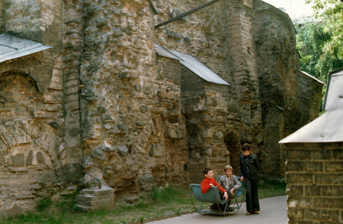 Các cậu bé ở di tích pháo đài Cổng Vàng, Kiev.