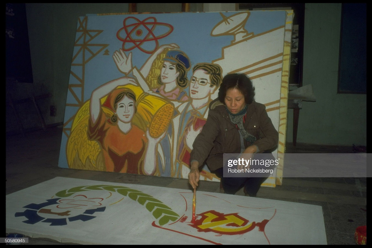 Nữ họa sĩ vẽ tranh cổ động nhân dịp kỷ niệm 60 năm thành lập Đảng Cộng sản Việt Nam (3/2/1930-3/2/1990).