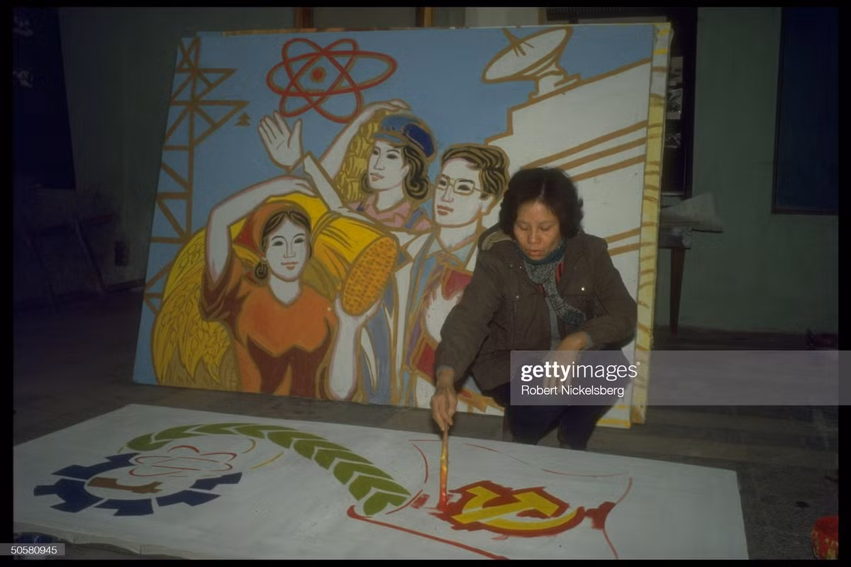 Nữ họa sĩ vẽ tranh cổ động nhân dịp kỷ niệm 60 năm thành lập Đảng Cộng sản Việt Nam (3/2/1930-3/2/1990).