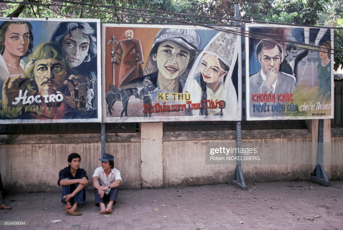 Áp-phích giới thiệu phim điện ảnh trên một con phố Hà Nội. Các tác phẩm này được họa sĩ vẽ tay.