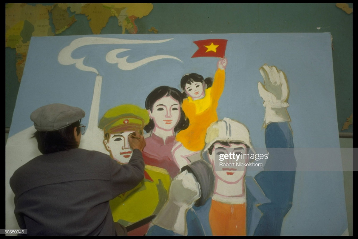 Một bức tranh đang được hoàn thiện tại xưởng tranh cổ động.