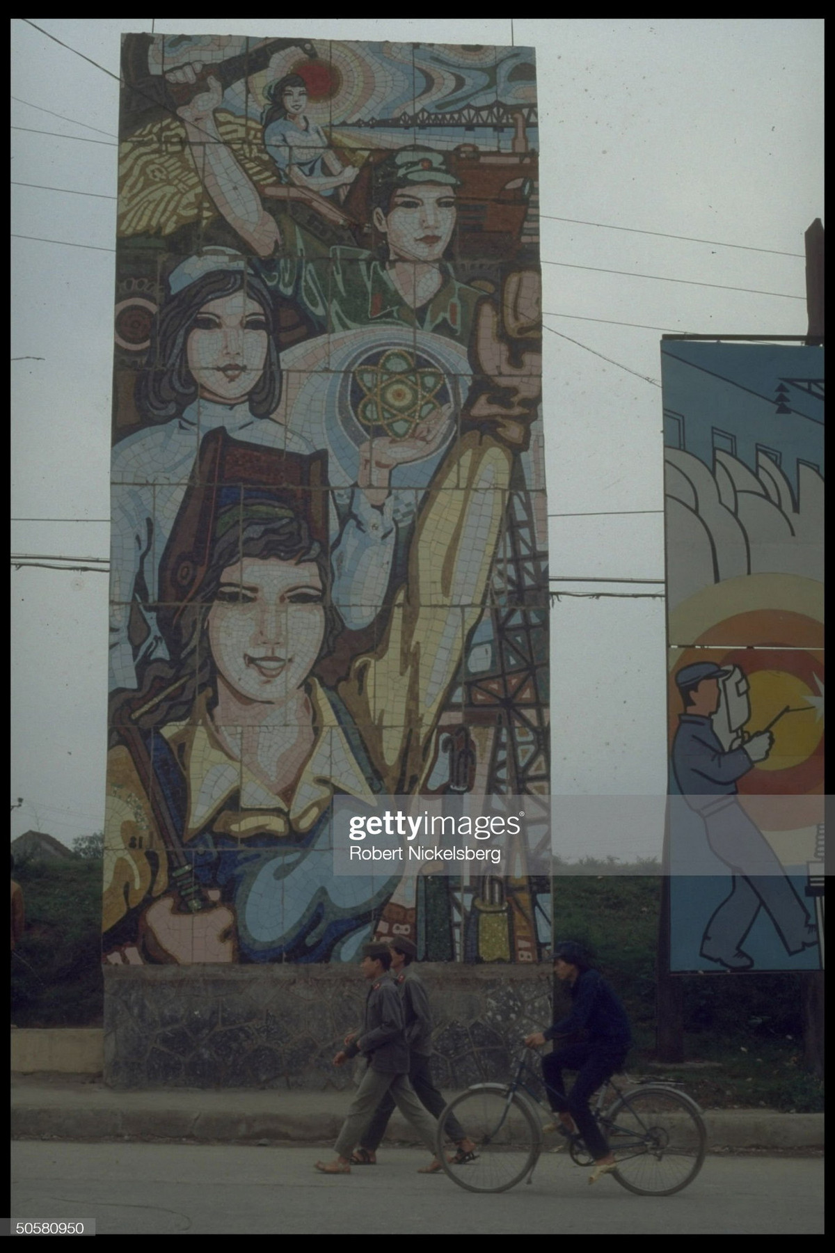 Toàn cảnh bức tranh cổ động cao bằng tòa nhà hai tầng, ghép bằng các mảnh gốm sứ.