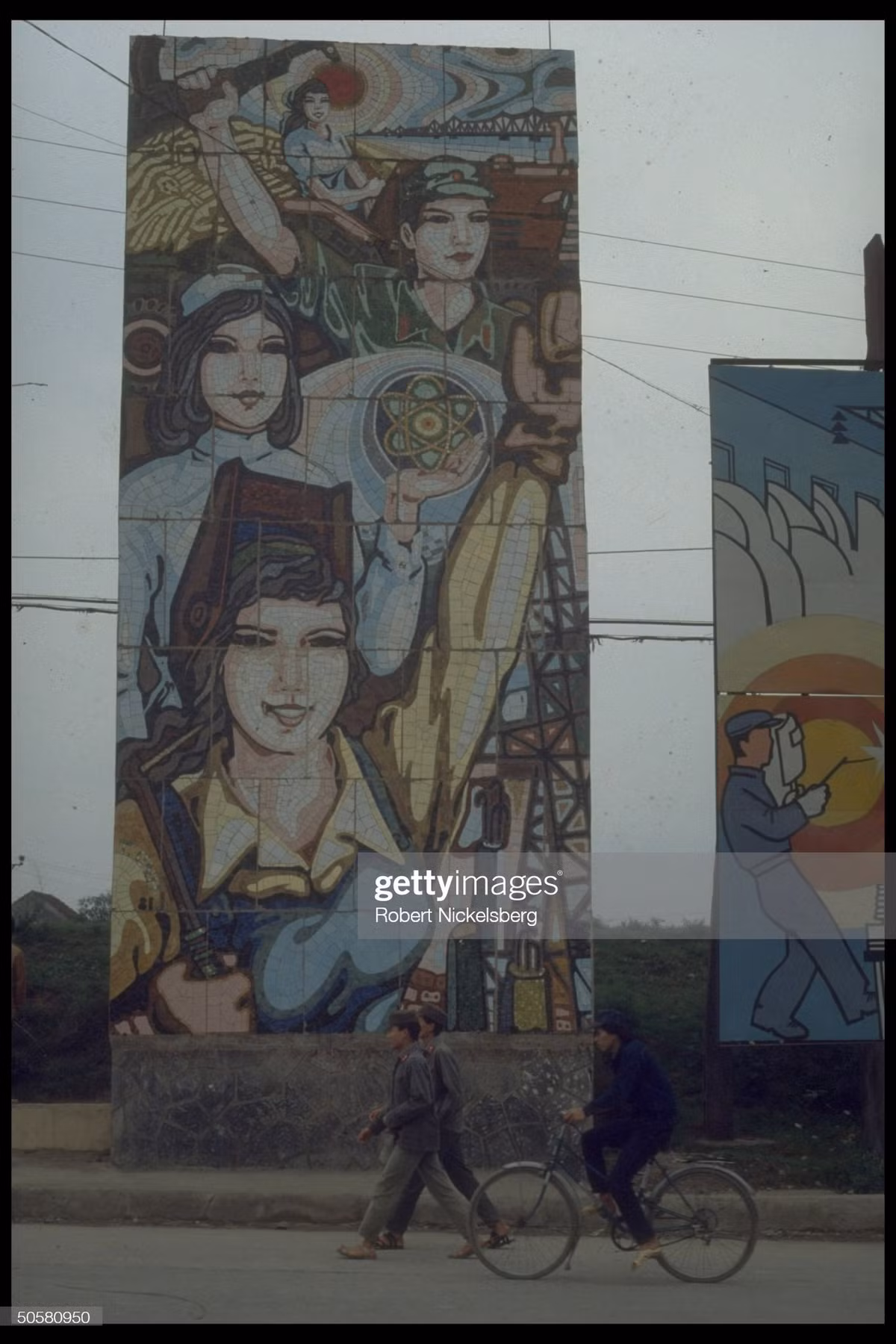 Toàn cảnh bức tranh cổ động cao bằng tòa nhà hai tầng, ghép bằng các mảnh gốm sứ.