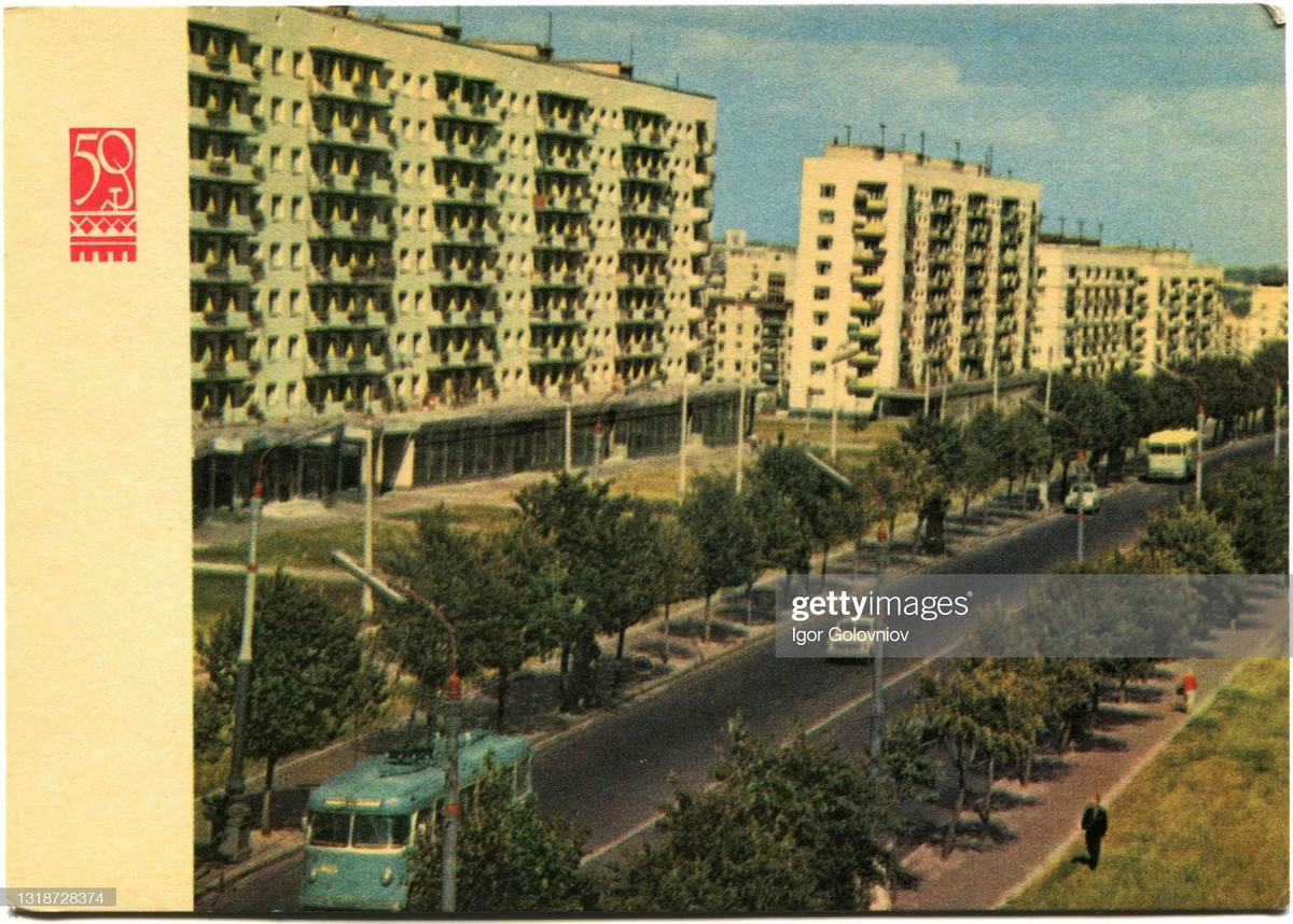 Những khu nhà chung cư mới xây trên đại lộ Tháng Mười.