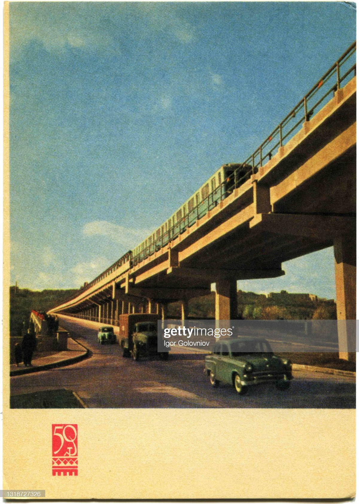 Cây cầu bắc qua sông Dnieper của hệ thống tàu điện Kiev.