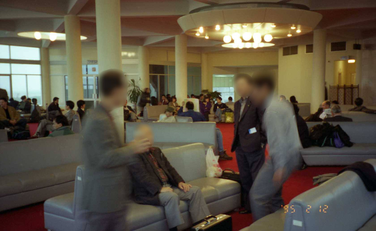 Sảnh chờ ở gần cửa ra máy bay. Từ đây, hành khách đi xuống cầu thang và bắt xe buýt ra máy bay. Ảnh: Yuichi Kobayashi.