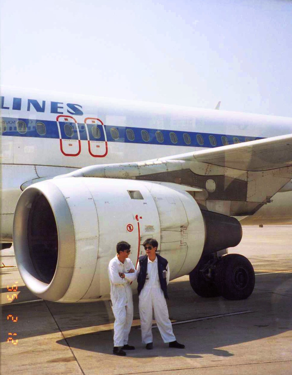 Các nhân viên kỹ thuật đứng cạnh động cơ chiếc A320 của Vietnam Airlines. Ảnh chụp trước khi lên máy bay, ngày 12/2/1995. Ảnh: Yuichi Kobayashi.