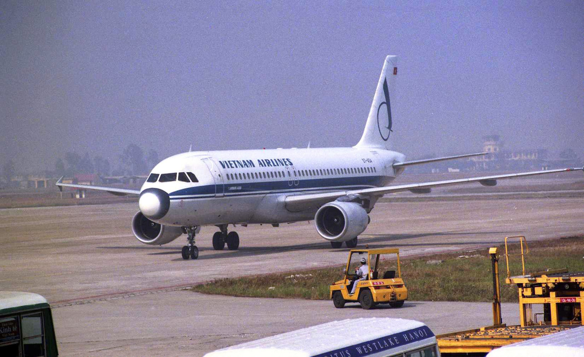 Chiếc máy bay chở khách Airbus A320 của Vietnam Airlines. Lúc này hãng hàng không quốc gia của Việt Nam vẫn sử dụng logo "cánh cò bay trên mặt trăng rằm". Logo hoa sen được dùng từ năm 2002. Ảnh: Yuichi Kobayashi.