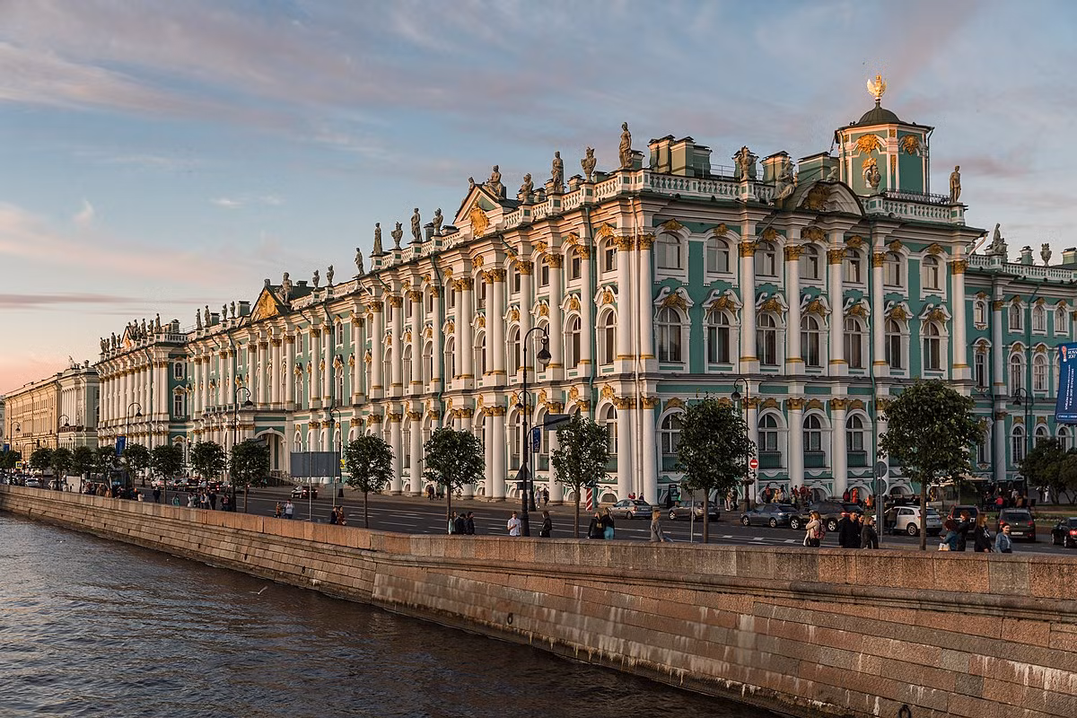 Lịch sử của bảo tàng bắt đầu vào thời của nữ hoàng Ekaterina II (1729-1796), khi người phụ nữ trị vì nước Nga dành hẳn một tòa cung điện điện để tạo không gian lưu giữ bộ sưu tập cá nhân của mình. Cung điện được đặt tên là Hermitage, dựa trên từ “biệt điện hiu quạnh” trong tiếng Pháp. Ảnh: Wikimedia Commons.