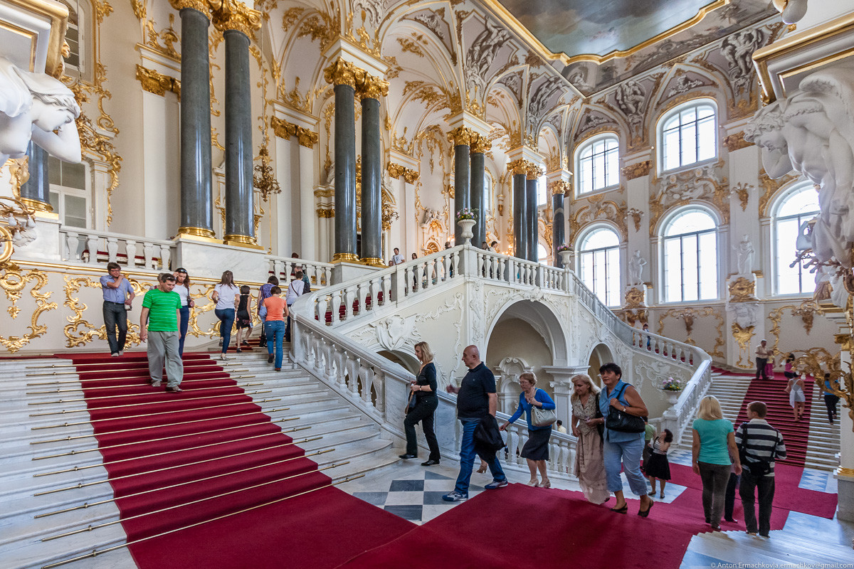 Nhờ kiến trúc tuyệt đẹp và những bộ sưu tập đặc sắc, Bảo tàng Hermitage luôn giành thứ hạng cao nhất trong bảng xếp bậc uy tín du lịch. Với khoảng 2.500 nhân viên, mỗi năm bảo tàng đón khoảng 3 triệu lượt khách viếng thăm. Ảnh: Penolet.ru.