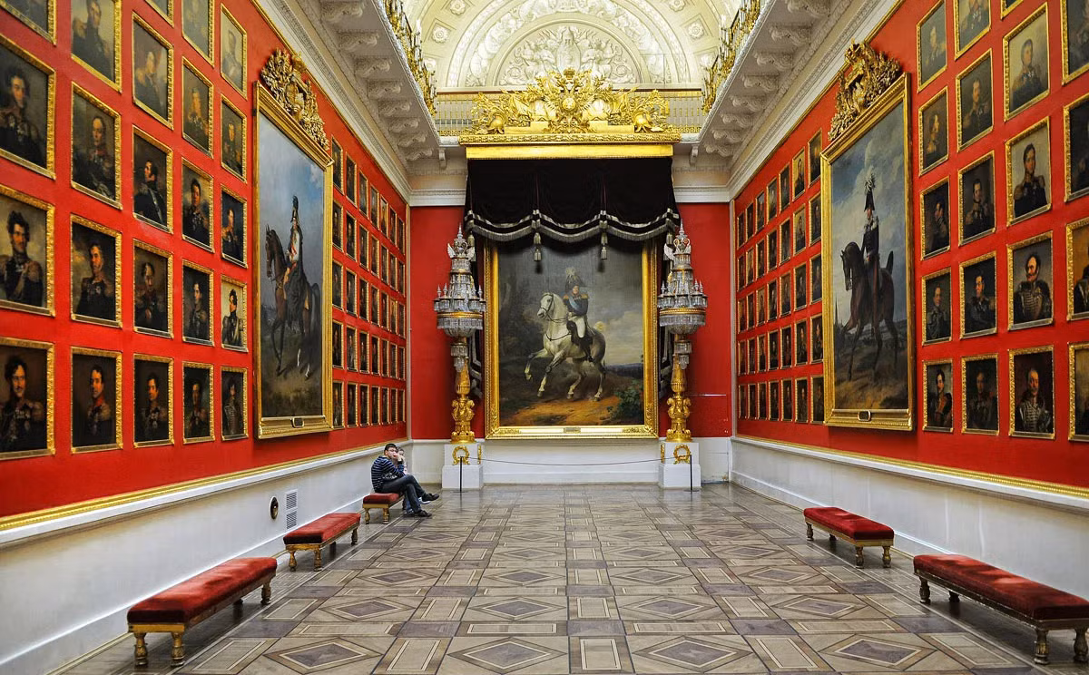 Một góc đặc biệt của Hermitage là bộ sưu tập tranh các anh hùng năm 1812. Đây là căn phòng quy tụ 322 bức chân dung của các tướng lĩnh người Nga đã tham gia Chiến tranh Vệ quốc chống lại quân đội Napoléon, được họa sĩ Anh George Dawe và các trợ lý thực hiện. Ảnh: Yandex.ru.