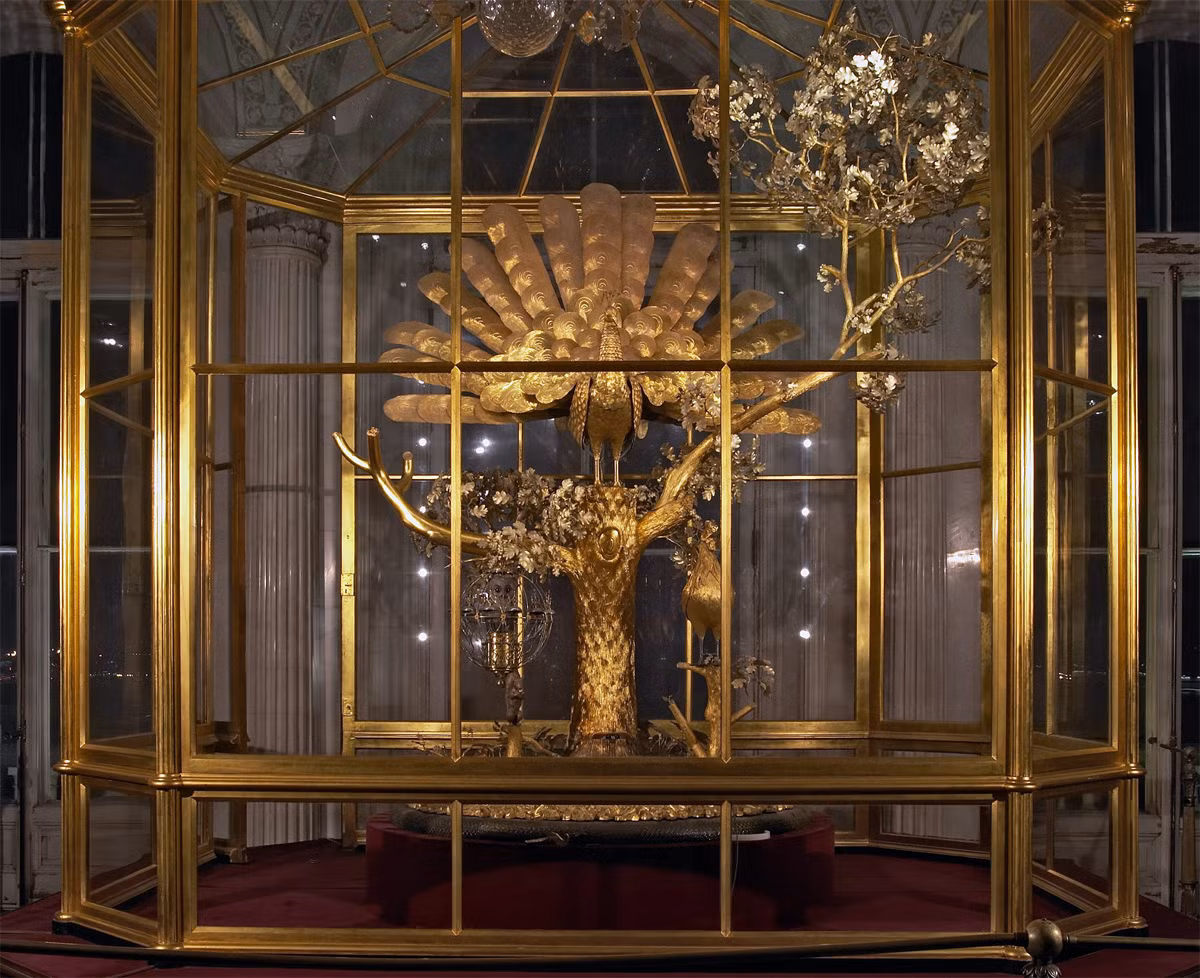 Bên cạnh tác phẩm nghệ thuật, bảo tàng còn có một số hiện vật mang giá trị khoa học đặc biệt. Tiêu biểu là chiếc đồng hồ Chim công, do doanh nhân James Cox chế tạo vào nửa sau thế kỷ 18. Chiếc đồng hồ này được coi điều kỳ diệu về kỹ thuật tại thời điểm nó ra đời. Ảnh: Hermitagemuseum.org.